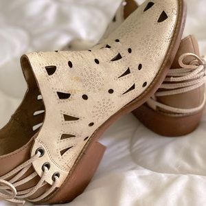 Muse and Cloud tan booties sz9